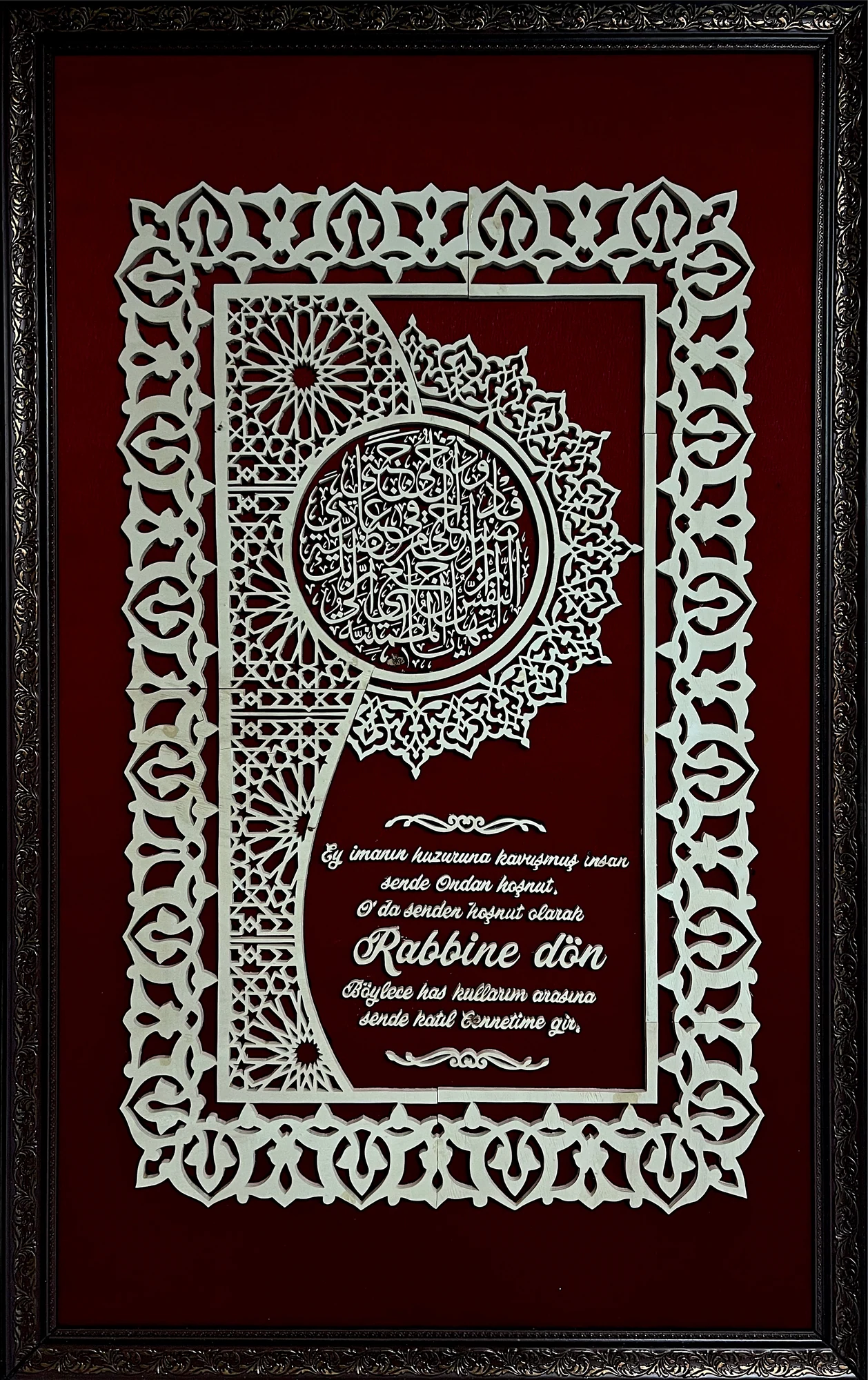 Kırmızı zeminli dikey kompozisyon